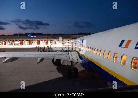 Passengers are seen boarding on a Boeing 737-800 aircraft with registration EI-EFN of Ryanair, the Irish Low Cost Airline Carrier at Chania Airport CHQ in Crete Island in Greece after the sunset. Travelers need to have prove of vaccination or Covid-19 Coronavirus negative test and wear a mandatory face mask, a measure because of the pandemic. Crete is a popular holiday destination. Chania, Greece on June 13, 2021 (Photo by Nicolas Economou/NurPhoto) Stock Photo