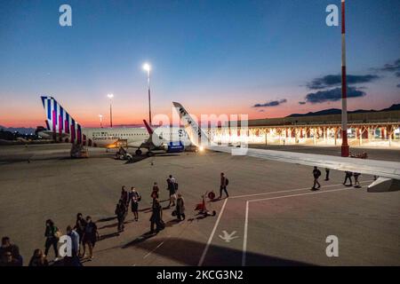 Passengers are seen boarding on a Boeing 737-800 aircraft with registration EI-EFN of Ryanair, the Irish Low Cost Airline Carrier at Chania Airport CHQ in Crete Island in Greece after the sunset. Travelers need to have prove of vaccination or Covid-19 Coronavirus negative test and wear a mandatory face mask, a measure because of the pandemic. Crete is a popular holiday destination. Chania, Greece on June 13, 2021 (Photo by Nicolas Economou/NurPhoto) Stock Photo