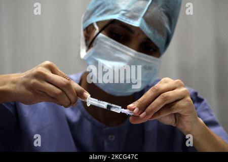 A health worker prepares to administer a dose of Sputnik V, a coronavirus (COVID-19) vaccine manufactured by Russia, by inoculating employees of Dr Reddy’s Laboratories at Indraprastha Apollo Hospital in New Delhi, India on June 15, 2021. The Centre has fixed the price of the vaccine at ?1,145 per dose. (Photo by Mayank Makhija/NurPhoto) Stock Photo