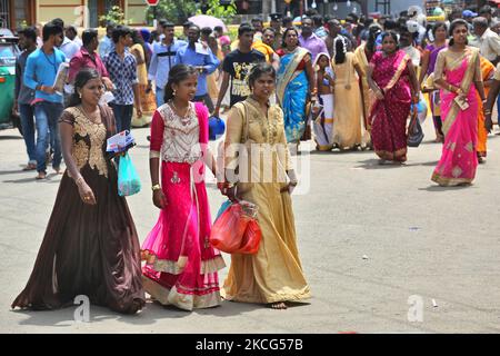 Crowds of Hindu devotees heading to the Nallur Kandaswamy Kovil (Nallur Temple) during the Nallur Ther Festival (Nallur Chariot Festival) at the Nallur Kandaswamy Kovil (Nallur Temple) in Jaffna, Sri Lanka. Hundreds of thousands of Tamil Hindu devotees from across the globe attended this festival. (Photo by Creative Touch Imaging Ltd./NurPhoto) Stock Photo