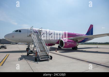 An aircraft of Hungarian low-cost airline Wizz Air is seen on the tarmac on June 21 in Wroclaw, Poland. On June 21 in Wroclaw, the 2-millionth customer of the Wizz Air aviation group was drawn. On this occasion, the winner received a flight ticket for 200 euros. Journalists were also invited to the apron and the planes were shown. (Photo by Krzysztof Zatycki/NurPhoto) Stock Photo
