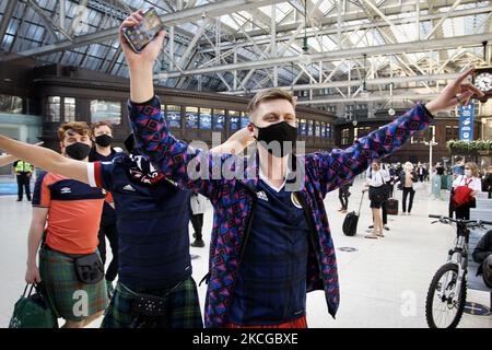 Scotland fans depart from Central Station towards the stadium ahead of the Euro 2020 match between Scotland and Croatia on June 22, 2021 in Glasgow, Scotland. (Photo by Ewan Bootman/NurPhoto) Stock Photo