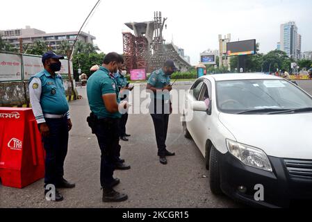 Police busy to check in a check post during the strict Covid-19 Coronavirus lockdown in Dhaka, Bangladesh, on July 2, 2021. Bangladeshi authorities imposed the nationwide all-out lockdown for week-long amid increasing coronavirus infections and coronavirus related deaths in the country. (Photo by Mamunur Rashid/NurPhoto) Stock Photo