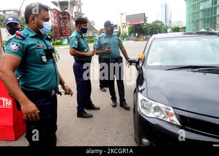 Police busy to check in a check post during the strict Covid-19 Coronavirus lockdown in Dhaka, Bangladesh, on July 2, 2021. Bangladeshi authorities imposed the nationwide all-out lockdown for week-long amid increasing coronavirus infections and coronavirus related deaths in the country. (Photo by Mamunur Rashid/NurPhoto) Stock Photo