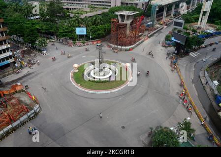 A view of empty road during the strict Covid-19 Coronavirus lockdown in Dhaka, Bangladesh, on July 2, 2021. Bangladeshi authorities imposed the nationwide all-out lockdown for week-long amid increasing coronavirus infections and coronavirus related deaths in the country. (Photo by Mamunur Rashid/NurPhoto) Stock Photo