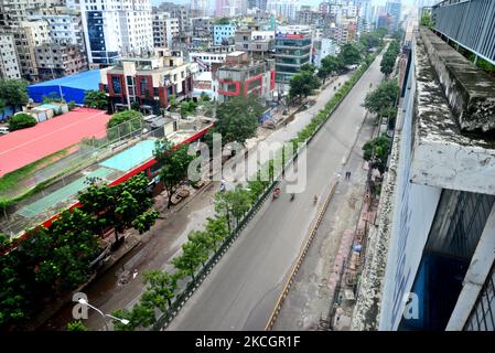 A view of empty road during the strict Covid-19 Coronavirus lockdown in Dhaka, Bangladesh, on July 2, 2021. Bangladeshi authorities imposed the nationwide all-out lockdown for week-long amid increasing coronavirus infections and coronavirus related deaths in the country. (Photo by Mamunur Rashid/NurPhoto) Stock Photo