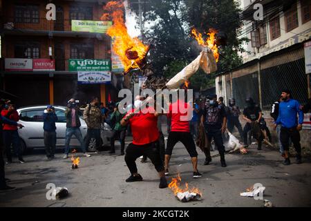 Student cadre burns effigy of Prime Minister KP Sharma Oli during a Protest against the dissolution of parliament in Kathmandu, Nepal on Saturday, July 3, 2021 (Photo by Rojan Shrestha/NurPhoto) Stock Photo