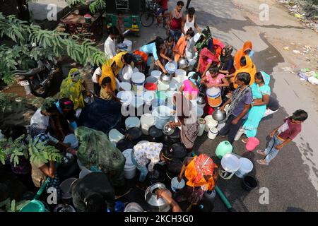 Residents collect drinking water from a Nagar Nigam tanker due to water crisis at Jhalana Doongri Slum area in Jaipur ,Rajasthan, India, Saturday, July 10,2021. (Photo by Vishal Bhatnagar/NurPhoto) Stock Photo