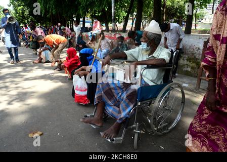 Homeless people wait for food during the lockdown imposed to contain the spread of Covid-19 coronavirus at the Dhaka University Campus area in Dhaka, Bangladesh, on July 14, 2021 (Photo by Mamunur Rashid/NurPhoto) Stock Photo