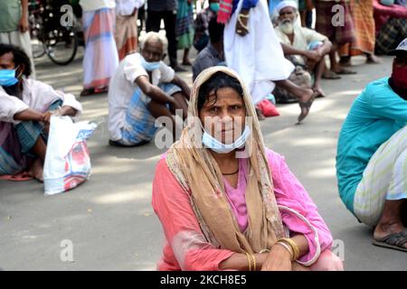 Homeless people wait for food during the lockdown imposed to contain the spread of Covid-19 coronavirus at the Dhaka University Campus area in Dhaka, Bangladesh, on July 14, 2021 (Photo by Mamunur Rashid/NurPhoto) Stock Photo