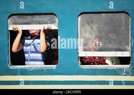 People wear masks as they travel on a train after the withdrawal of the â€˜strict lockdownâ€™ at Kamlapur Railway Station in Dhaka, Bangladesh on July 15, 2021. (Photo by Syed Mahamudur Rahman/NurPhoto) Stock Photo