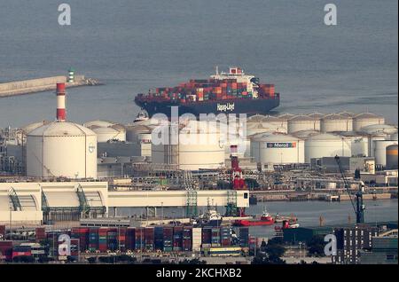 The port of Barcelona registers a historical record of commercial ship traffic, with 1.8 million containers, 31% more than in 2020, badly hit by the Coronavirus pandemic. The record is also 4.2% higher than the same period in 2019. In the photo, a container ship heads towards the unloading area, in Barcelona on 28th July 2021. -- (Photo by Urbanandsport/NurPhoto) Stock Photo