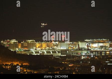 The port of Barcelona registers a historical record of commercial ship traffic, with 1.8 million containers, 31% more than in 2020, badly hit by the Coronavirus pandemic. The record is also 4.2% higher than the same period in 2019. In the photo, the freight area of the port at night, in Barcelona on 28th July 2021. -- (Photo by Urbanandsport/NurPhoto) Stock Photo