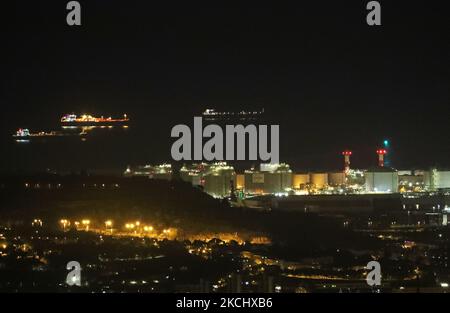 The port of Barcelona registers a historical record of commercial ship traffic, with 1.8 million containers, 31% more than in 2020, badly hit by the Coronavirus pandemic. The record is also 4.2% higher than the same period in 2019. Several ships in front of the freight area of the port at night, in Barcelona on 28th July 2021. -- (Photo by Urbanandsport/NurPhoto) Stock Photo