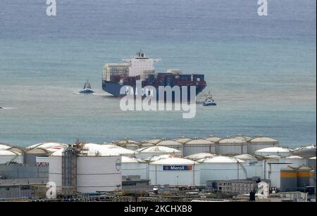 The port of Barcelona registers a historical record of commercial ship traffic, with 1.8 million containers, 31% more than in 2020, badly hit by the Coronavirus pandemic. The record is also 4.2% higher than the same period in 2019. In the photo, a container ship is heading towards the unloading area, in Barcelona on 28th July 2021. -- (Photo by Urbanandsport/NurPhoto) Stock Photo