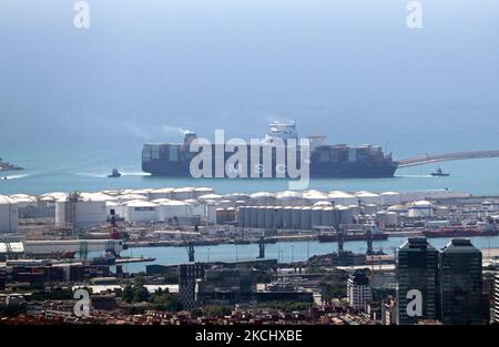 The port of Barcelona registers a historical record of commercial ship traffic, with 1.8 million containers, 31% more than in 2020, badly hit by the Coronavirus pandemic. The record is also 4.2% higher than the same period in 2019. In the photo, a container ship is heading towards the unloading area, in Barcelona on 28th July 2021. -- (Photo by Urbanandsport/NurPhoto) Stock Photo