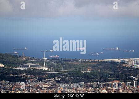 The port of Barcelona registers a historical record of commercial ship traffic, with 1.8 million containers, 31% more than in 2020, badly hit by the Coronavirus pandemic. The record is also 4.2% higher than the same period in 2019. In the photo, numerous container ships anchored in front of the port, in Barcelona on 28th July 2021. -- (Photo by Urbanandsport/NurPhoto) Stock Photo