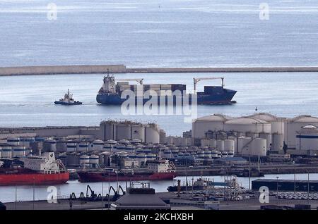 The port of Barcelona registers a historical record of commercial ship traffic, with 1.8 million containers, 31% more than in 2020, badly hit by the Coronavirus pandemic. The record is also 4.2% higher than the same period in 2019. In the photo, a container ship is heading towards the unloading area, in Barcelona on 28th July 2021. -- (Photo by Urbanandsport/NurPhoto) Stock Photo