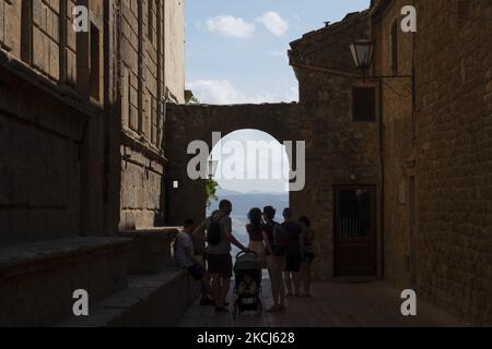 Tourists in Pienza, a well-known destination in Tuscany, as Coronavirus restriction are less strict for travels. Despite the new Delta variant, in Italy Covid-19 numbers are low: 3180 new cases on 2th August, Bagno Vignoni, 3th August 2021 (Photo by Francesco Boscarol/NurPhoto) Stock Photo