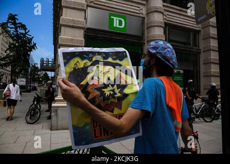 Demonstrators with the organization Climate First! protest outside of several branches of major banks on August 13, 2021 in Washington, D.C., USA. The protestors demanded the banks end their financing of the Line 3 oil pipeline, which they say is contributing to the climate change crisis. (Photo by Bryan Olin Dozier/NurPhoto) Stock Photo