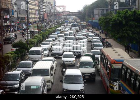 Commuters make their way through a traffic jam during Covid-19 Coronavirus pandemic in Dhaka, Bangladesh, on August 16, 2021. (Photo by Mamunur Rashid/NurPhoto) Stock Photo