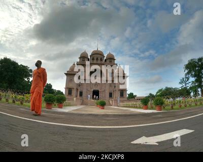A Monk of Belur Math (Headquarters of Ramakrishna Math) walk cross ...