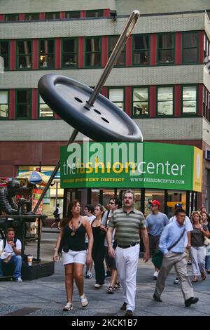 Large needle and button mark the heart of the fashion district in New York City, USA. (Photo by Creative Touch Imaging Ltd./NurPhoto) Stock Photo