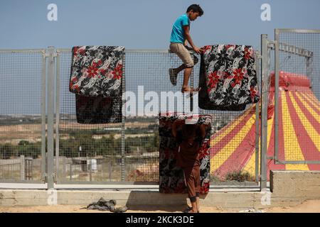 Palestinian boys play next to their home in Beit Hanoun, northern Gaza Strip on August 24, 2021. (Photo by Majdi Fathi/NurPhoto) Stock Photo