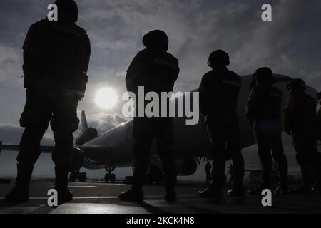 Members of the Mexican Army guard the plane that landed at the Toluca International Airport, State of Mexico, with a shipment of one million 750 thousand Moderna vaccines against COVID-19, coming from Memphis, Tennessee, donated by the United States Government to Mexico to continue with the National Vaccination Plan against the SARS-CoV-2 Virus to reduce contagions, hospitalizations and deaths due to the pandemic. On August 24, 2021 in Mexico City, Mexico. (Photo by Gerardo Vieyra/NurPhoto) Stock Photo