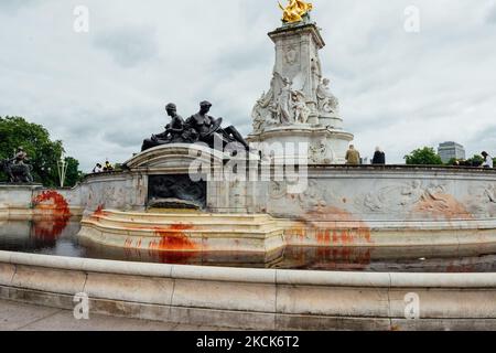Extinction Rebellion Protesters dye the water and walls of the Queen Victoria Memorial, outisde of Buckingham Palace, in an action they dubbed 'Royal Blood', in London, United Kingdom, on August 26, 2021. (Photo by Patrick Gunning/NurPhoto) Stock Photo