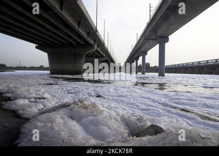 A general view shows the polluted water of Yamuna river covered with toxic foam in New Delhi, India on August 26, 2021. (Photo by Mayank Makhija/NurPhoto) Stock Photo