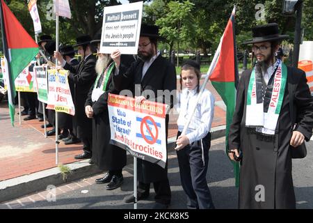 Jewish people support a rally about Free Palestine in Lafayette Park ahead of a meeting between United States President Joe Biden and Israeli Prime Minister Naftali Bennett today on August 26, 2021 at front of White House in Washington DC, USA. (Photo by Lenin Nolly/NurPhoto) Stock Photo