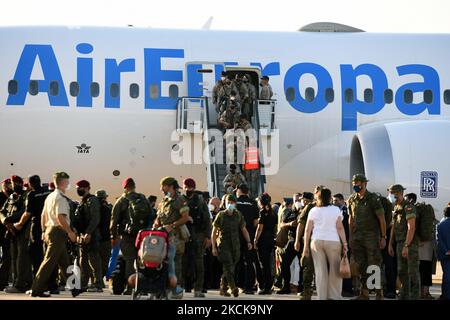 Members of Spanish forces disembark from a plane with evacuees from Afghanistan at Torrejon Military Air Base in Madrid, Spain on 27th August, 2021. Spain has received more than 1,900 people from Afghanistan since the air lifts began. Among the passengers of the last aircraft are 82 Spanish soldiers, four Portuguese soldiers and 85 Afghans. (Photo by Juan Carlos Lucas/NurPhoto) Stock Photo