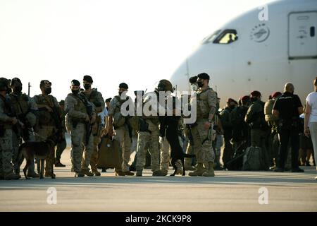 Members of Spanish forces disembark from a plane with evacuees from Afghanistan at Torrejon Military Air Base in Madrid, Spain on 27th August, 2021. Spain has received more than 1,900 people from Afghanistan since the air lifts began. Among the passengers of the last aircraft are 82 Spanish soldiers, four Portuguese soldiers and 85 Afghans. (Photo by Juan Carlos Lucas/NurPhoto) Stock Photo