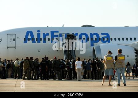 Members of Spanish forces disembark from a plane with evacuees from Afghanistan at Torrejon Military Air Base in Madrid, Spain on 27th August, 2021. Spain has received more than 1,900 people from Afghanistan since the air lifts began. Among the passengers of the last aircraft are 82 Spanish soldiers, four Portuguese soldiers and 85 Afghans. (Photo by Juan Carlos Lucas/NurPhoto) Stock Photo