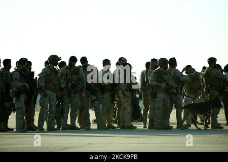 Members of Spanish forces disembark from a plane with evacuees from Afghanistan at Torrejon Military Air Base in Madrid, Spain on 27th August, 2021. Spain has received more than 1,900 people from Afghanistan since the air lifts began. Among the passengers of the last aircraft are 82 Spanish soldiers, four Portuguese soldiers and 85 Afghans. (Photo by Juan Carlos Lucas/NurPhoto) Stock Photo