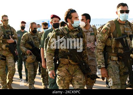 Members of Spanish forces disembark from a plane with evacuees from Afghanistan at Torrejon Military Air Base in Madrid, Spain on 27th August, 2021. Spain has received more than 1,900 people from Afghanistan since the air lifts began. Among the passengers of the last aircraft are 82 Spanish soldiers, four Portuguese soldiers and 85 Afghans. (Photo by Juan Carlos Lucas/NurPhoto) Stock Photo