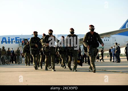 Members of Spanish forces disembark from a plane with evacuees from Afghanistan at Torrejon Military Air Base in Madrid, Spain on 27th August, 2021. Spain has received more than 1,900 people from Afghanistan since the air lifts began. Among the passengers of the last aircraft are 82 Spanish soldiers, four Portuguese soldiers and 85 Afghans. (Photo by Juan Carlos Lucas/NurPhoto) Stock Photo