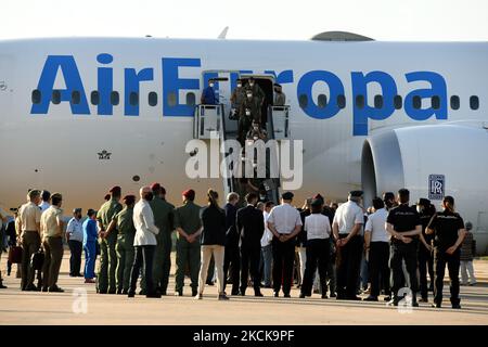 Members of Spanish forces disembark from a plane with evacuees from Afghanistan at Torrejon Military Air Base in Madrid, Spain on 27th August, 2021. Spain has received more than 1,900 people from Afghanistan since the air lifts began. Among the passengers of the last aircraft are 82 Spanish soldiers, four Portuguese soldiers and 85 Afghans. (Photo by Juan Carlos Lucas/NurPhoto) Stock Photo