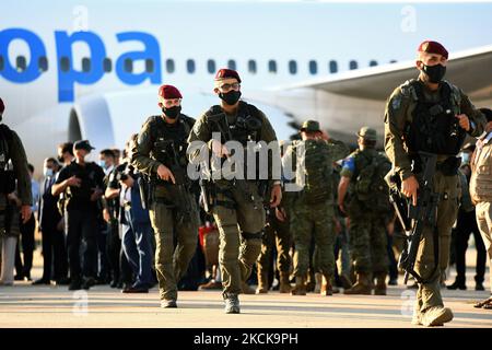 Members of Spanish forces disembark from a plane with evacuees from Afghanistan at Torrejon Military Air Base in Madrid, Spain on 27th August, 2021. Spain has received more than 1,900 people from Afghanistan since the air lifts began. Among the passengers of the last aircraft are 82 Spanish soldiers, four Portuguese soldiers and 85 Afghans. (Photo by Juan Carlos Lucas/NurPhoto) Stock Photo