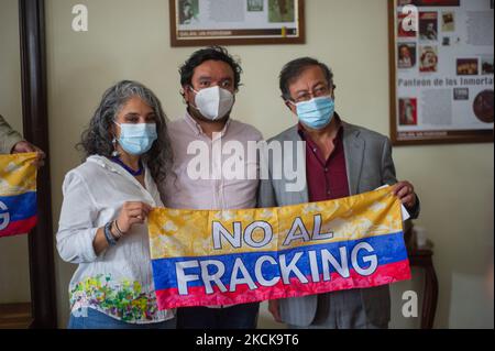 Maria Jose Pizarro (Left), Carlos Andres Santiago (Center) and Gustavo Petro (Right) pose for a photo with a Colombian flag that reads 'No to Fraking' during a press conference were 52 congress members participated in the new law against fraking in Colombia after the law was delayed and retired of congress after two previous proposals, in Bogota, Colombia on August, 25, 2021. (Photo by Sebastian Barros/NurPhoto) Stock Photo