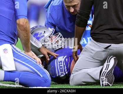 Detroit Lions offensive tackle Dan Skipper (70) blocks against