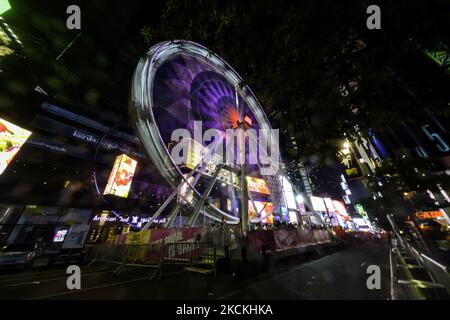 After having been the focus of the coronavirus at a global level, New York City seeks to win back visitors and leave the pandemic behind. The 110-foot Times Square Ferris wheel, located on Broadway between 47th and 48th streets, will be open until September 14, after reaching the vaccination of more than 75% of the adult population, with almost 70 percent with the complete scheme, the Big Apple aims for a recovery on the upside. (Photo by Deccio Serrano/NurPhoto) Stock Photo