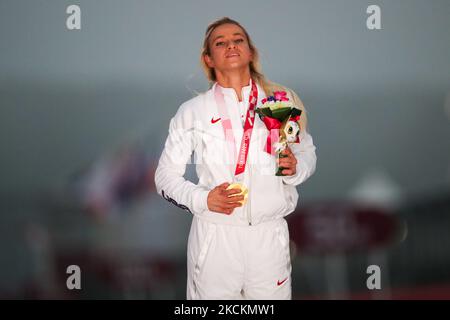 01/09/2021 Tokyo, Japan. Oksana Masters of the United States poses with her gold medal for the women's H5 cycling road race at the Tokyo Paralympics on Sept. 1, 2021, at Fuji International Speedway in the Shizuoka Prefecture town of Oyama, central Japan. Oksana was born with several radiation-induced birth defects as a consequence of the radioactivity released by the nuclear accident that occurred in Chernobyl in the north of the Ukrainian SSR in the Soviet Union, her birth country. (Photo by Mauro Ujetto/NurPhoto) Stock Photo