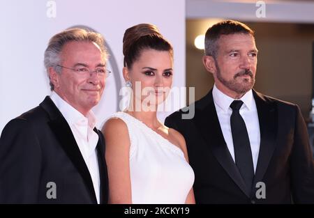 Oscar Martinez, Penelope Cruz and Antonio Banderas attends the red carpet of the movie 'Competencia Oficial' during the 78th Venice International Film Festival on September 04, 2021 in Venice, Italy. (Photo by Matteo Chinellato/NurPhoto) Stock Photo