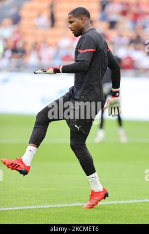 Mike Maignan of AC Milan warms up during the Serie A 2021/22 football match between AC Milan and SS Lazio at Giuseppe Meazza Stadium, Milan, Italy on September 12, 2021 (Photo by Fabrizio Carabelli/LiveMedia/NurPhoto) Stock Photo