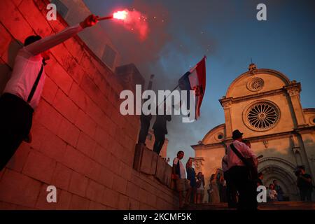 People with flares celebrate a wedding in front of the Cathedral of St James in Sibenik, Croatia on September 11, 2021. (Photo by Jakub Porzycki/NurPhoto) Stock Photo