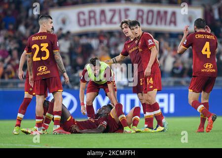 Players of AS Roma celebrate the victory during the Serie A match between AS Roma and Sassuolo Calcio at Stadio Olimpico, Rome, Italy on 12 September 2021. (Photo by Giuseppe Maffia/NurPhoto) Stock Photo