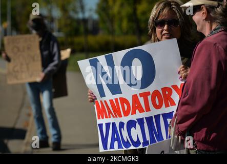 Protester against COVID-19 mandatory vaccines, passports and public health measures holds a placard 'No Mandatory Vaccine' outside the Royal Alexandra Hospital in Edmonton. Today's protests against vaccination orders and other public health measures related to COVID-19, held in front of hospitals across Canada today, have been condemned by politicians and healthcare organizations as unacceptable and unfair to staff and patients. Monday, September 13, 2021, in Edmonton, Alberta, Canada. (Photo by Artur Widak/NurPhoto) Stock Photo