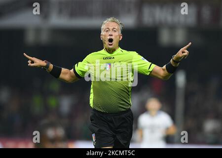 Referee of the match Paolo Valeri gestures during the Serie A match between US Salernitana 1919 and Atalanta BC at Stadio Arechi, Salerno, Italy on 18 September 2021. (Photo by Giuseppe Maffia/NurPhoto) Stock Photo